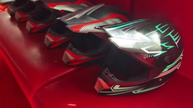 Modern kapalı yarış pistinde karting yarışı için eşsiz miğferler..