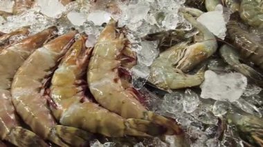 Asya pazarında çeşitli deniz ürünleri satılır..