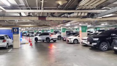 Birbirine yakın arabalarla dolu hareketli bir otopark..