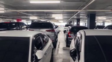 Birbirine yakın arabalarla dolu hareketli bir otopark..