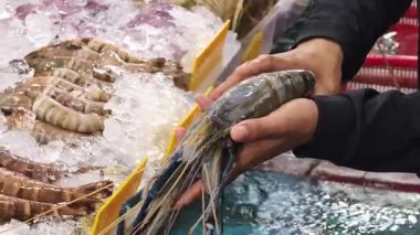 Asya pazarında çeşitli deniz ürünleri satılır..