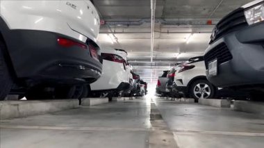 Birbirine yakın arabalarla dolu hareketli bir otopark..