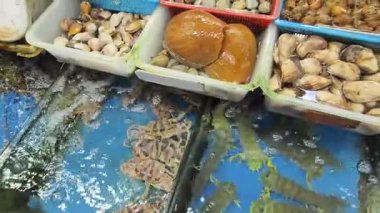 Asya pazarında çeşitli deniz ürünleri satılır..