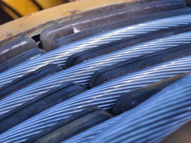 Yolun üzerinde büyük bir tahta makara yüksek voltajlı elektrik teli var..