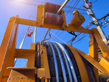 Yol boyunca yeni direklere yüksek gerilimli elektrik kabloları kurulumu.