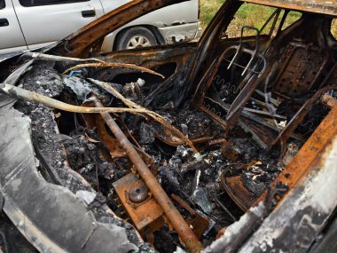 Yıkıcı bir yangından sonra yanan bir aracın iç kısmının kalıntıları..