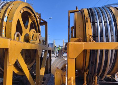 Yol boyunca yeni direklere yüksek gerilimli elektrik kabloları kurulumu.