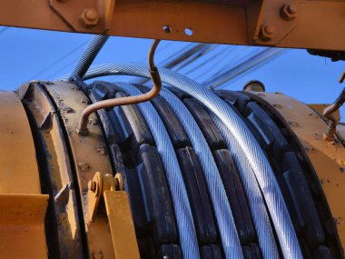 Yol boyunca yeni direklere yüksek gerilimli elektrik kabloları kurulumu.