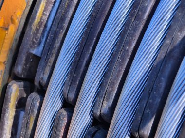 Yolun üzerinde büyük bir tahta makara yüksek voltajlı elektrik teli var..