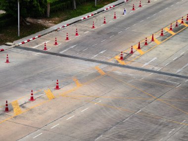 Yaygın hava görüntüsü, araçları hedeflerine götüren oklu bir otoparkı yakalıyor..