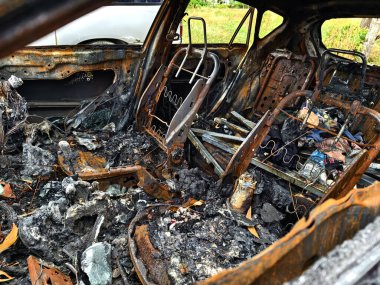 Yıkıcı bir yangından sonra yanan bir aracın iç kısmının kalıntıları..