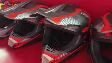 Modern kapalı yarış pistinde karting yarışı için eşsiz miğferler..
