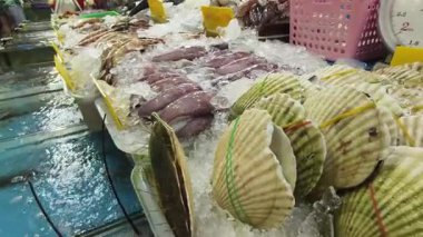 Asya pazarında çeşitli deniz ürünleri satılır..
