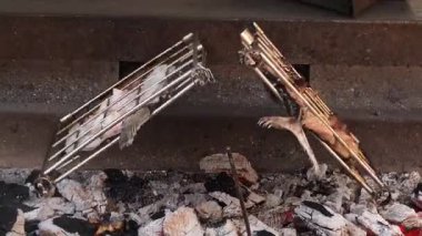 Gerçekten sıcak bir kömür ateşinin üzerinde ustalıkla balık pişirmek..