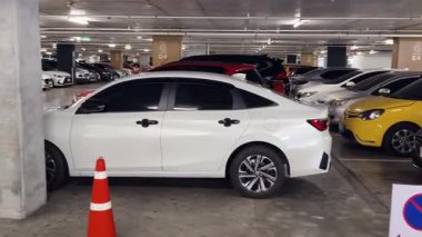 Birbirine yakın arabalarla dolu hareketli bir otopark..