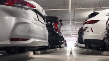 Birbirine yakın arabalarla dolu hareketli bir otopark..