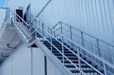 Büyük mavi bir duvara tırmanan bir merdiven seti..