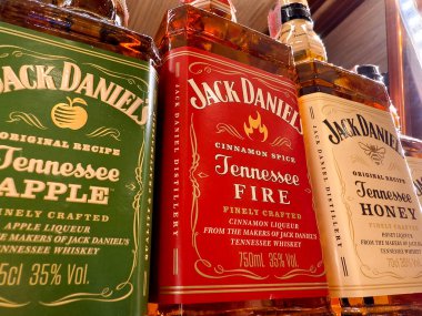 PHUKET, THAILAND - 8 Mart 2025: Bir süpermarkette rafta duran viski şişeleri.