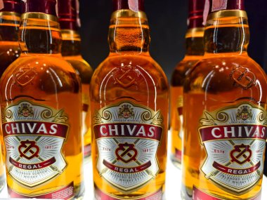 PHUKET, THAILAND - 8 Mart 2025: Süpermarkette rafta duran viski şişeleri.