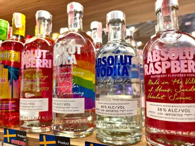 PHUKET, THAILAND - 8 Mart 2025: Bir süpermarkette rafta duran votka Absolut şişeleri.