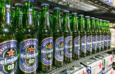 PHUKET, THAILAND - 8 Mart 2025: Bir rafa dizilmiş Heineken biraları.