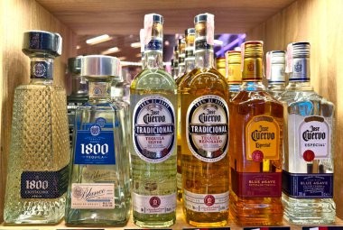 PHUKET, THAILAND - 8 Mart 2025: sayısız çeşitli alkol şişeleriyle dolu bir perakende mağazası.