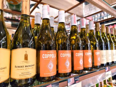 PHUKET, THAILAND - 8 Mart 2025: Çeşitli şarap şişeleriyle dolu bir perakende mağazası.