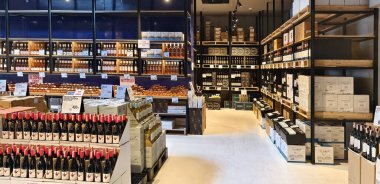 PHUKET, THAILAND - 8 Mart 2025: Çok sayıda şarap şişesi ve kutu içeren bir mağaza.