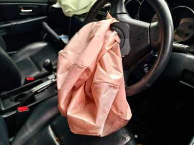 Hava yastığı şu anda bir arabanın direksiyonunda asılı..