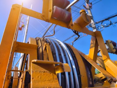 Yol boyunca yeni direklere yüksek gerilimli elektrik kabloları kurulumu.