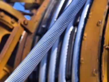 Yolun üzerinde büyük bir tahta makara yüksek voltajlı elektrik teli var..