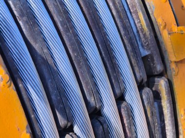 Yolun üzerinde büyük bir tahta makara yüksek voltajlı elektrik teli var..