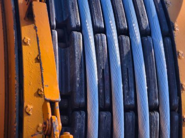 Yolun üzerinde büyük bir tahta makara yüksek voltajlı elektrik teli var..