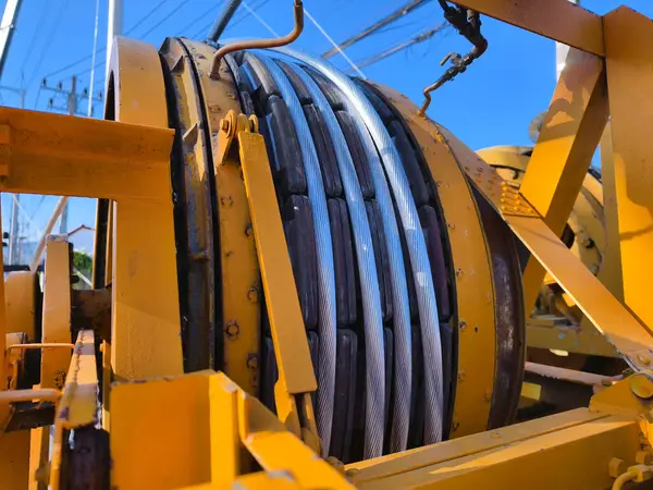 Yol boyunca yeni direklere yüksek gerilimli elektrik kabloları kurulumu.