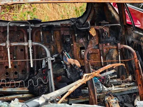 Yıkıcı bir yangından sonra yanan bir aracın iç kısmının kalıntıları..