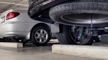 Düzenli olarak dizilmiş çeşitli arabaların sergilendiği modern bir otopark.