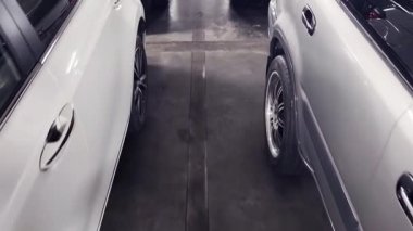 Birbirine yakın arabalarla dolu hareketli bir otopark..