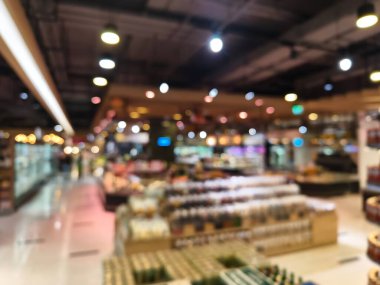 Birçok rafı ve ekranı olan bir marketin bulanık görüntüsü.