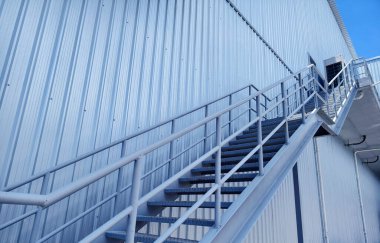 Büyük mavi bir duvara tırmanan bir merdiven seti..