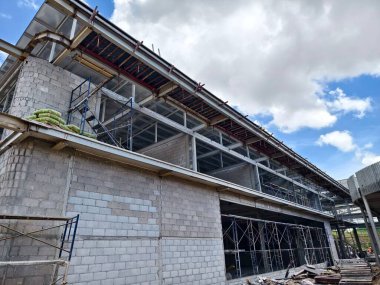 Büyük ve etkileyici bir modern bina yapım aşamasında.