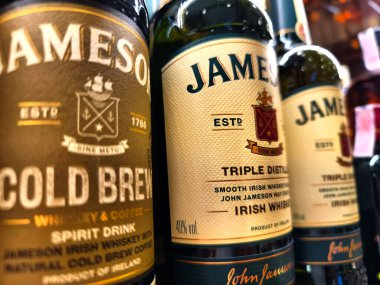 PHUKET, THAILAND - 8 Mart 2025: Bir süpermarkette rafta duran viski şişeleri Jameson.