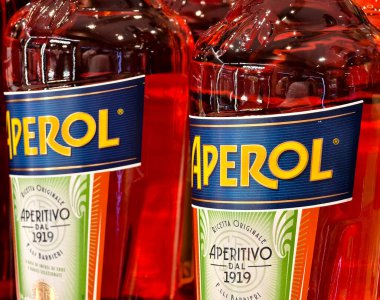 PHUKET, THAILAND - 8 Mart 2025: Süpermarketteki bir rafta Aperol şişeleri.