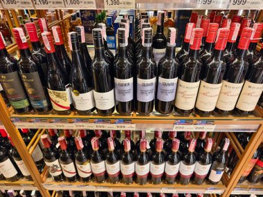 PHUKET, THAILAND - 8 Mart 2025: Çeşitli şarap şişeleriyle dolu bir perakende mağazası.