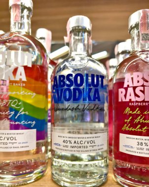 PHUKET, THAILAND - 8 Mart 2025: Bir süpermarkette rafta duran votka Absolut şişeleri.