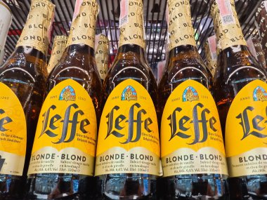 PHUKET, THAILAND - 8 Mart 2025: Leffe biraları düzgünce bir rafa dizildi.