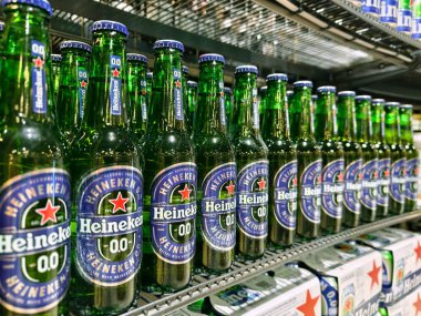 PHUKET, THAILAND - 8 Mart 2025: Bir rafa dizilmiş Heineken biraları.