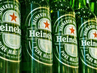 PHUKET, THAILAND - 8 Mart 2025: Bir rafa dizilmiş Heineken biraları.