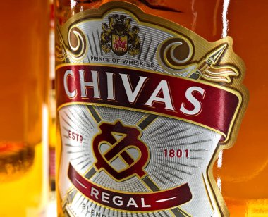 PHUKET, THAILAND - 8 Mart 2025: Süpermarkette rafta duran viski şişeleri.