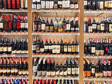 PHUKET, THAILAND - 8 Mart 2025: Çeşitli şarap şişeleriyle dolu bir perakende mağazası.