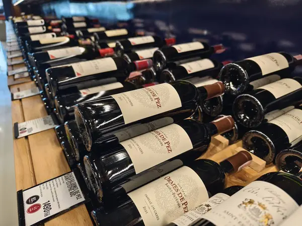 PHUKET, THAILAND - 8 Mart 2025: sayısız şarap şişesi bulunan bir mağaza.